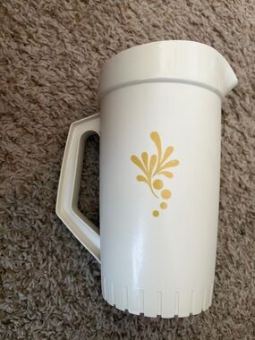 Vintage Tupperware Almond Harvest 2Qt pitcher with lid